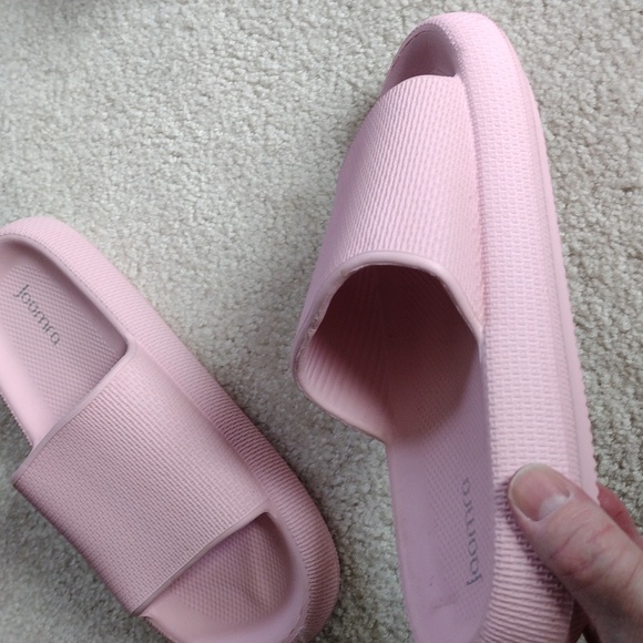 Joomra women's pink puffy slides. Mint condition. Size 11 - Picture 7 of 9